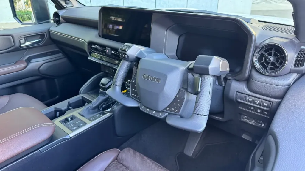 Toyota показала Land Cruiser 250 с управлением только руками
