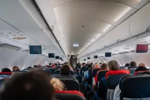 Пассажира American Airlines примотали скотчем к креслу за дебош