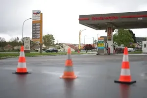 Макрон договорился о поставках дизеля из ОАЭ и Бахрейна