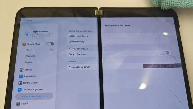 Энтузиаст запустил iOS 26 на смартфоне Surface Duo 2